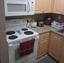 8007 W 6th Ave in Hialeah, FL - Foto de edificio - Building Photo