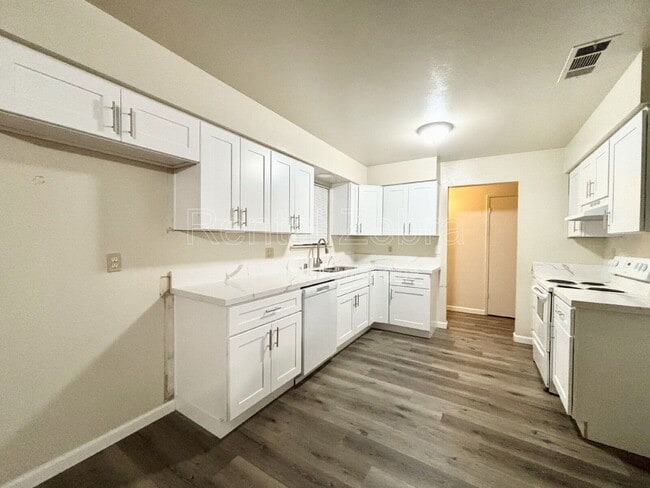 3290 Cheyenne Dr in Merced, CA - Foto de edificio - Building Photo