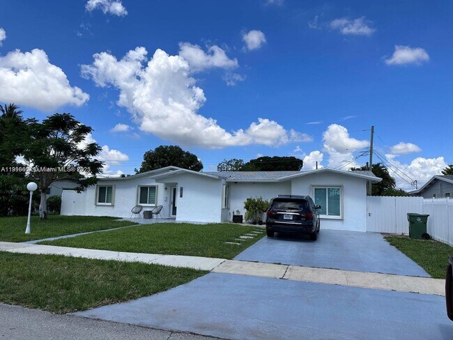 6174 W 14th Ct in Hialeah, FL - Building Photo - Building Photo