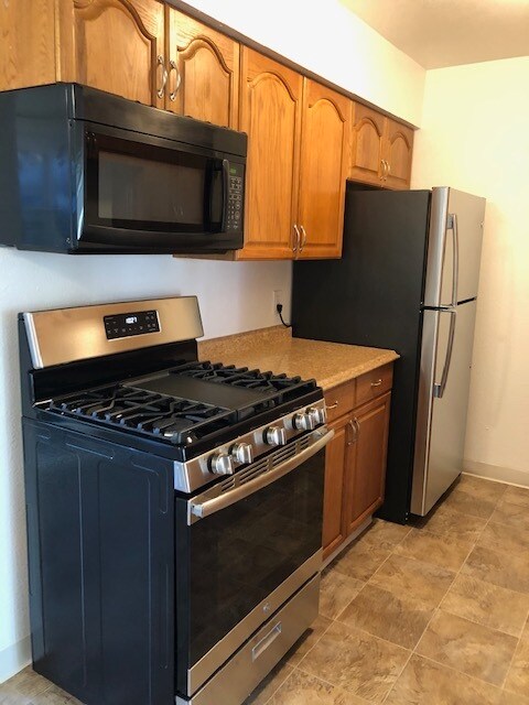 Rosewood Townhomes in Union City, CA - Building Photo