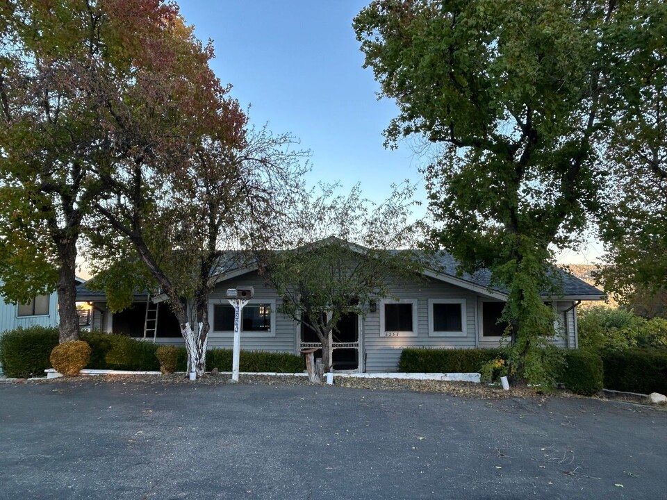 6254 Woodman Dr in Oroville, CA - Foto de edificio