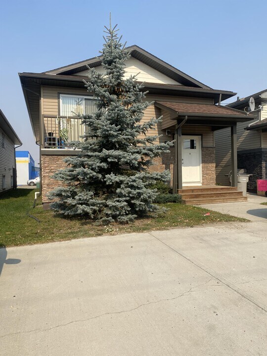 9907-99109 109 Ave in Grande Prairie, AB - Building Photo
