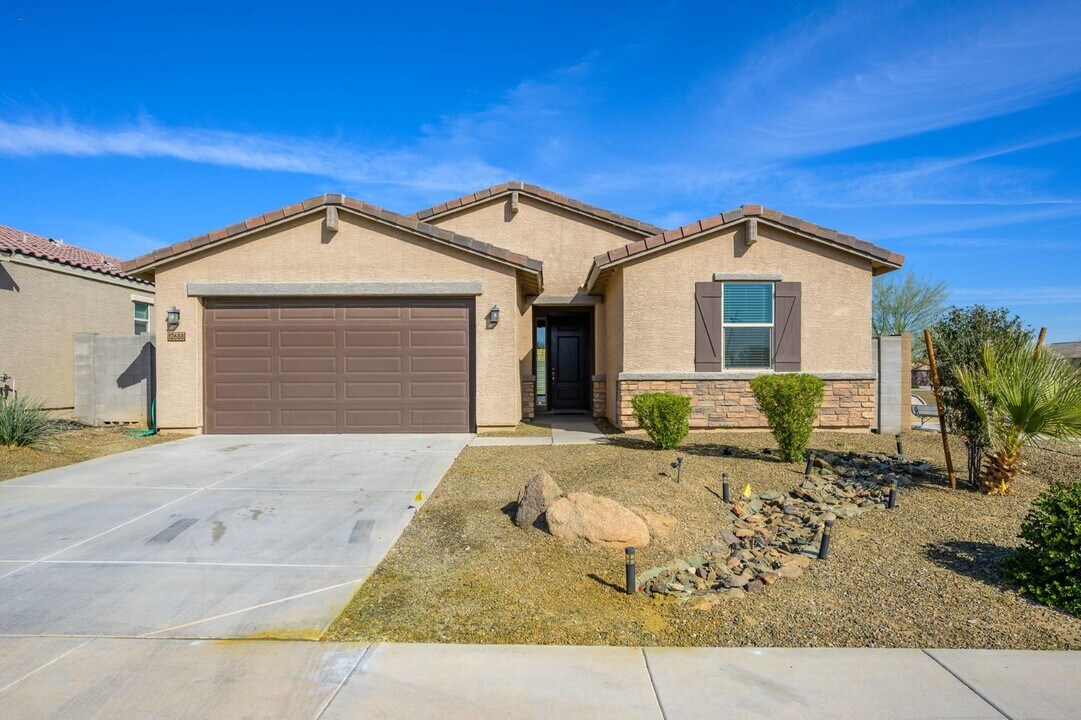 12608 W Gardenia Ave in Glendale, AZ - Building Photo