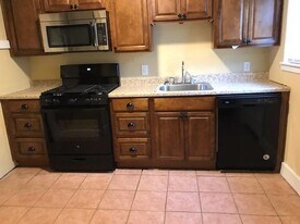 677 E Caston St in Beaumont, TX - Building Photo