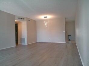 2381 Ecuadorian Way in Clearwater, FL - Building Photo - Building Photo