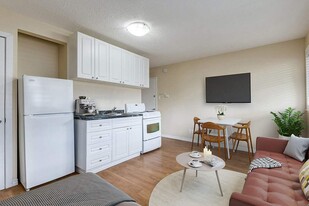 Collingwood House in Saskatoon, SK - Building Photo