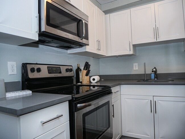 43 Carlton St, Unit 9 in Brookline, MA - Building Photo - Building Photo