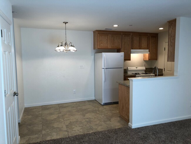 128 James St-Unit -128 James St. B in Modesto, CA - Foto de edificio - Building Photo