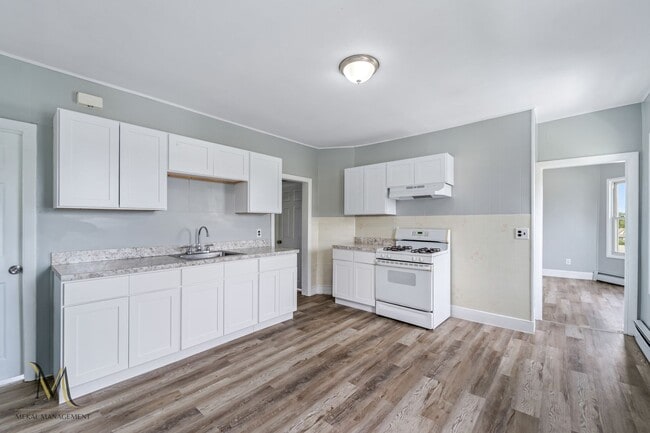 27 Hillman St in Chicopee, MA - Building Photo - Building Photo