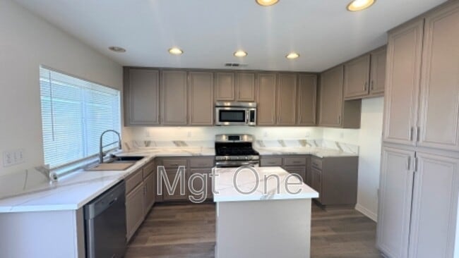 797 Atlantic Dr in Corona, CA - Building Photo - Building Photo