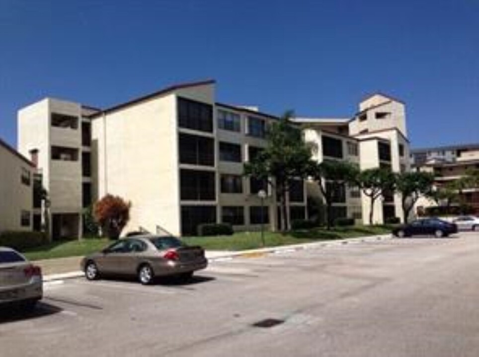 2307 S Cypress Bend Dr, Unit 309A in Pompano Beach, FL - Building Photo