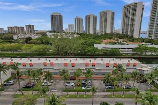 3745 NE 171 St in North Miami Beach, FL - Foto de edificio - Building Photo