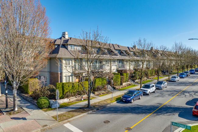 Redbrick Heights in Burnaby, BC - Building Photo - Building Photo