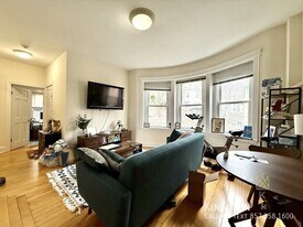 676 Washington St in Brookline, MA - Building Photo