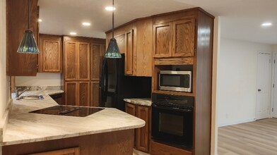 18820 51st Pl W in Lynnwood, WA - Foto de edificio - Building Photo