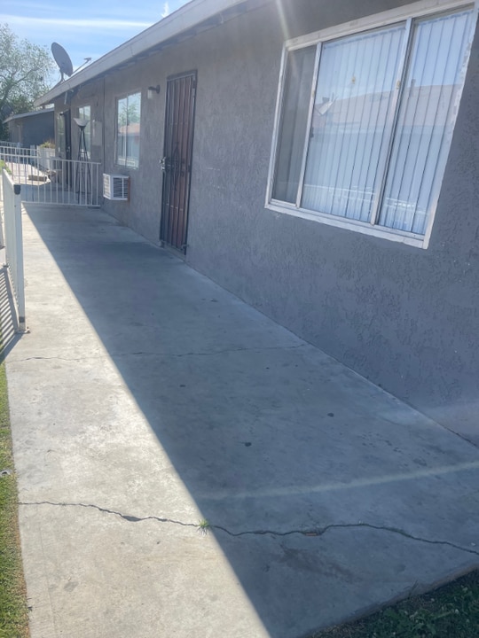 18335 Montezuma St, Unit 13 in Adelanto, CA - Building Photo
