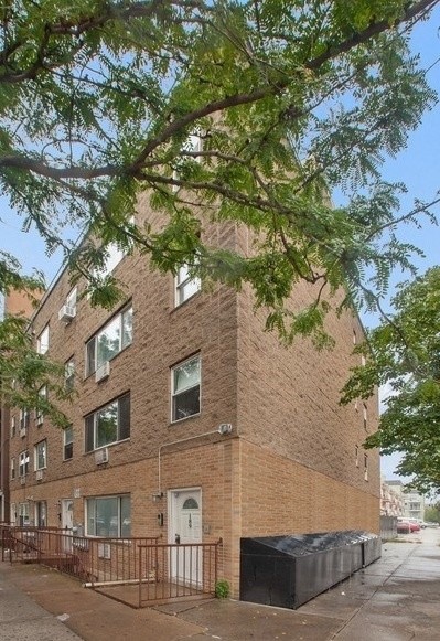 185 Woodpoint Rd in Brooklyn, NY - Building Photo