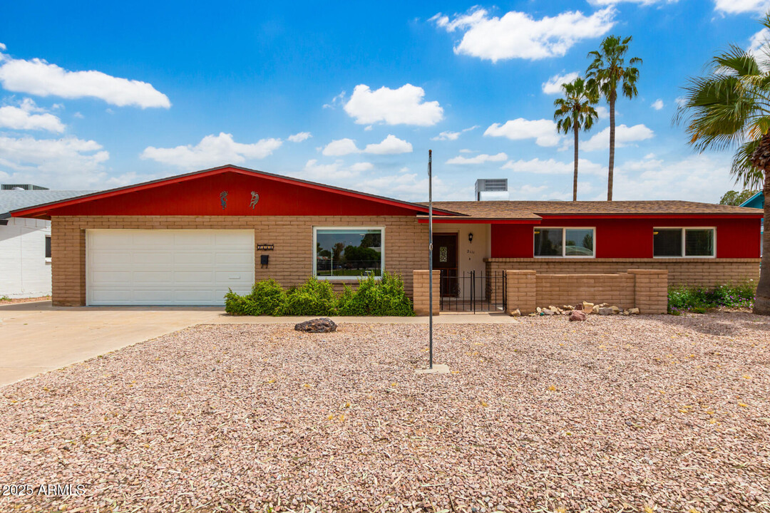 2111 S River Dr in Tempe, AZ - Foto de edificio