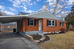 8 W Chestnut Hill Rd in Newark, DE - Building Photo