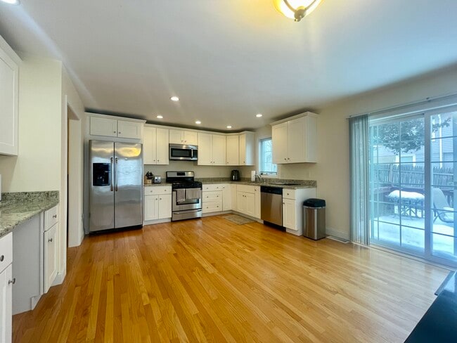 34 Bingham Ave in Dedham, MA - Foto de edificio - Building Photo