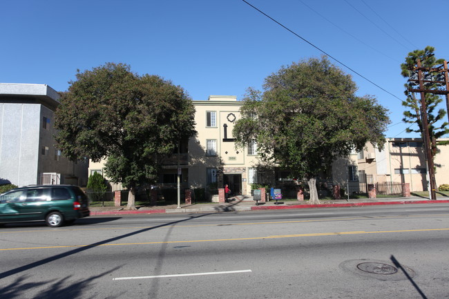 Henry Weiss Apartments in Winnetka, CA - Foto de edificio - Building Photo