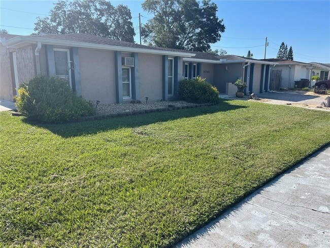 5740 Bittersweet Dr in Holiday, FL - Foto de edificio - Building Photo