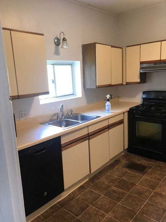 854-56 Lancaster Ave-Unit -Apt 1 in Syracuse, NY - Building Photo