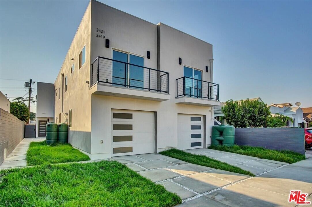 2421 Cochran Ave in Los Angeles, CA - Building Photo