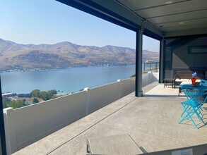 716 W Golf Course Dr in Chelan, WA - Foto de edificio - Building Photo