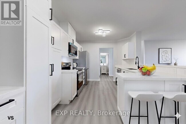 115 Omni Dr in Toronto, ON - Building Photo - Building Photo