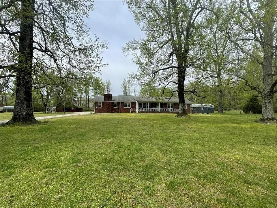 3633 Loganville Hwy SW in Loganville, GA - Building Photo