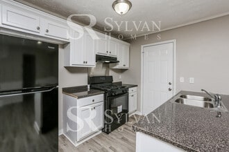 2124 Thousand Oaks Dr in Jackson, MS - Building Photo - Building Photo