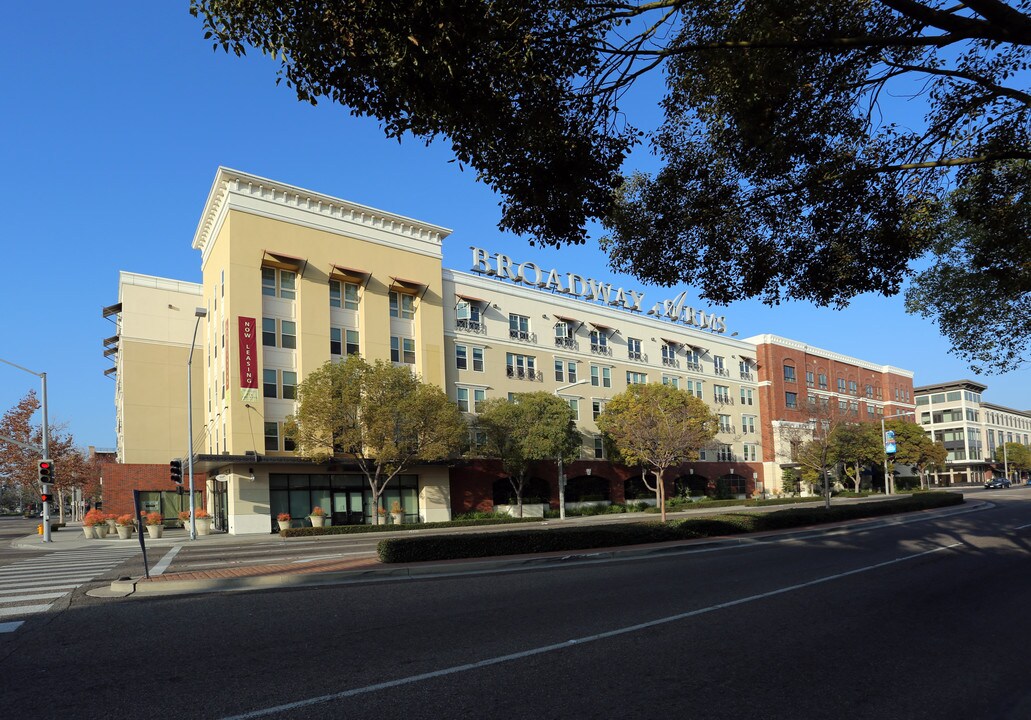 Carnegie Plaza Apartments in Anaheim, CA - Foto de edificio