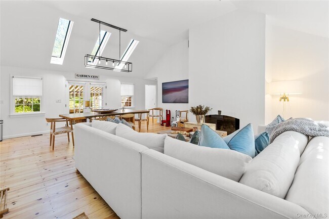 197 Hog Creek Rd in East Hampton, NY - Building Photo - Building Photo