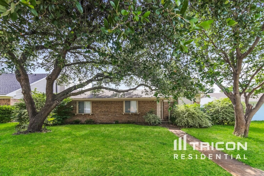 2625 Sam Houston Dr in Garland, TX - Building Photo