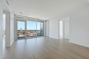 313 W 17th St, Unit 2101 in Austin, TX - Foto de edificio - Building Photo