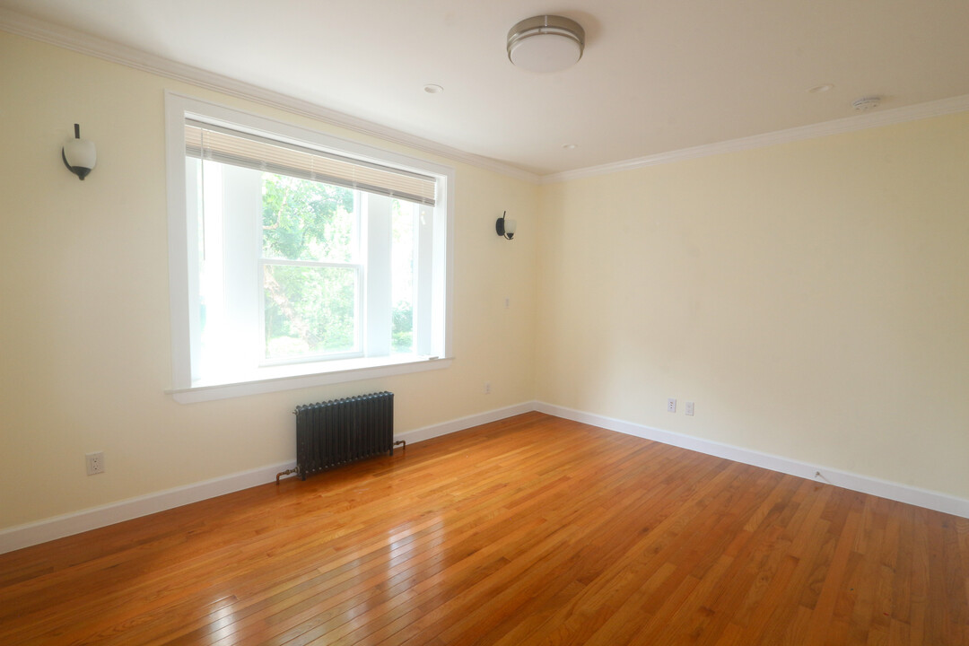 4412 Barnett Ave, Unit 2R in Sunnyside, NY - Building Photo