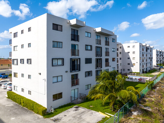 Vista Del Lago in Hialeah, FL - Foto de edificio - Building Photo