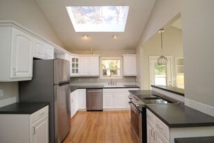 11731 SW 41st Ave in Portland, OR - Building Photo