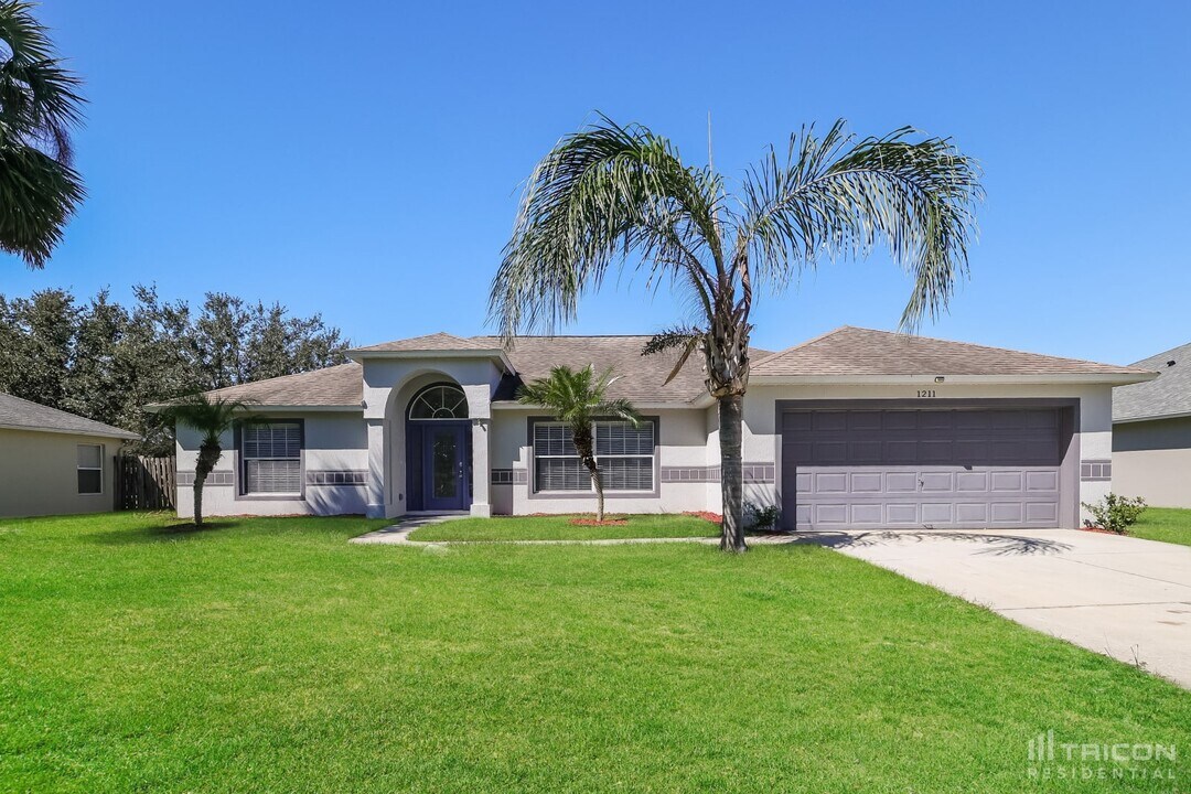 1211 Cheshire St in Groveland, FL - Building Photo