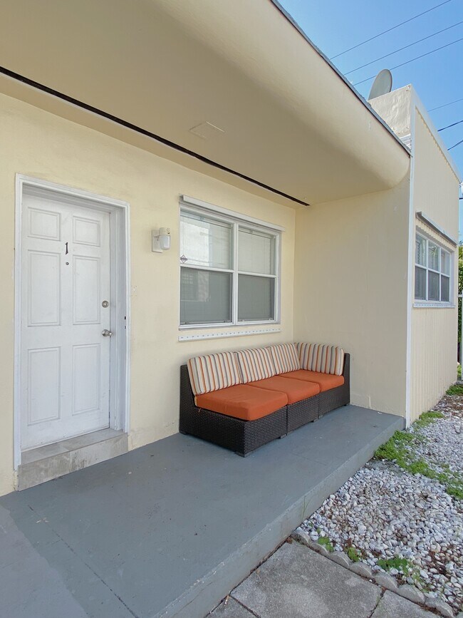 7975 Crespi Blvd in Miami Beach, FL - Building Photo - Building Photo