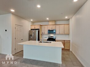 8207 C Lopez Jr Wy in Elk Grove, CA - Building Photo - Building Photo