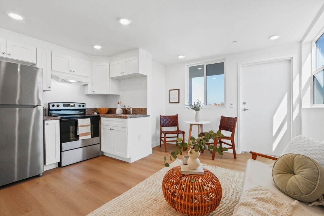 4325 Main St in Los Angeles, CA - Building Photo
