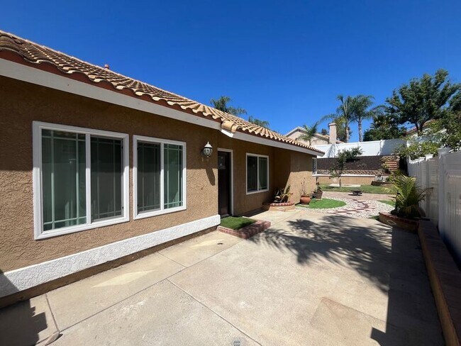24402 Calle Tassjara in Murrieta, CA - Building Photo - Building Photo