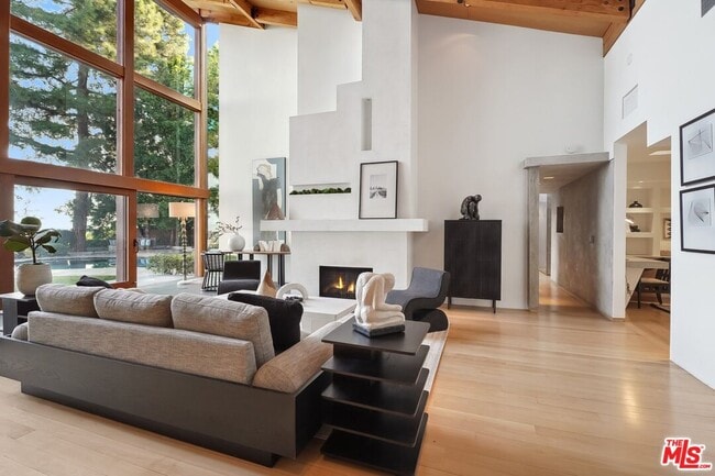 2238 Stradella Rd in Los Angeles, CA - Building Photo - Building Photo
