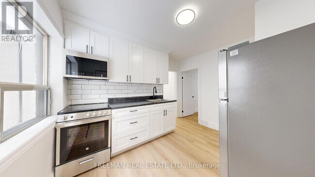 1252 Davenport Rd in Toronto, ON - Building Photo - Building Photo