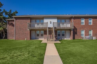 Oakwood West in Enid, OK - Building Photo - Building Photo