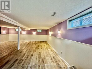 3136 Victoria St in Oakville, ON - Building Photo - Building Photo