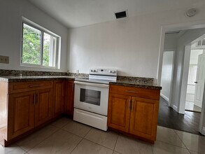 1221 N J St in Lake Worth Beach, FL - Building Photo - Building Photo