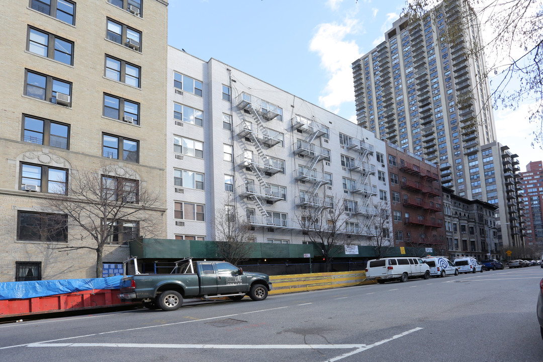 235 W 70th St in New York, NY - Foto de edificio